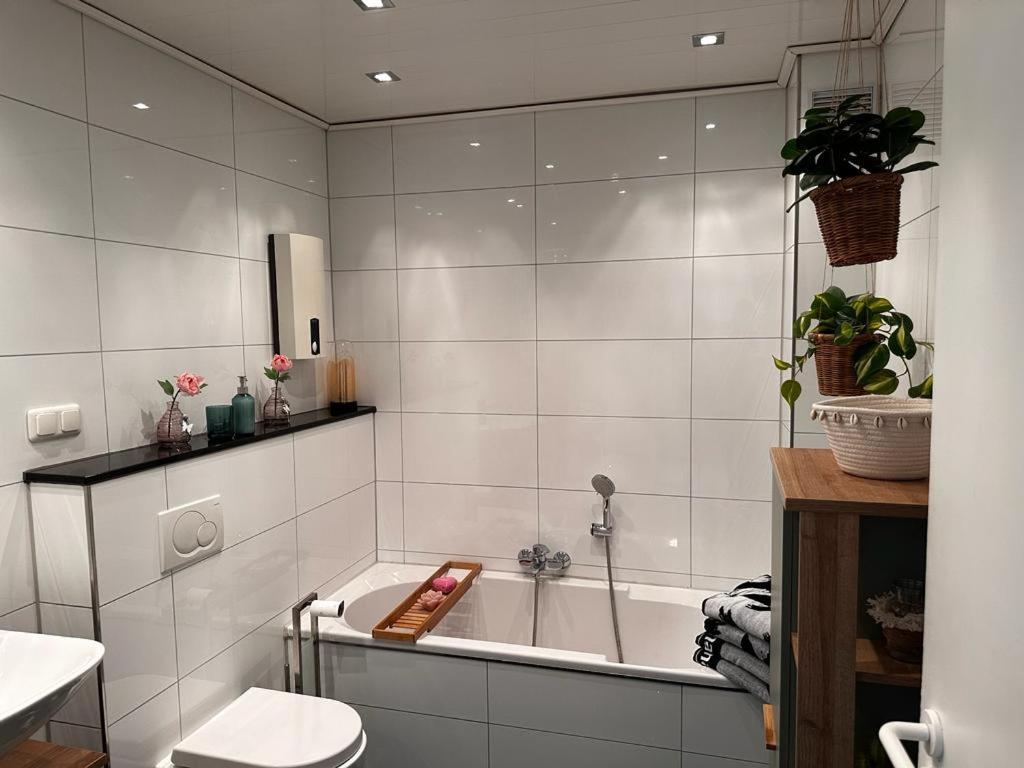דיסבורג A&V Apartments Wunderschoene Rheinblick Wohnung Zum Entspannen Apt Ela מראה חיצוני תמונה